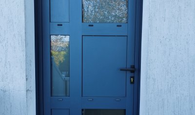  rénovation porte d'entrée aluminium OUVEO à Châtellerault. Porte aluminium ral spécifique, vitrages sablés, fermeture 3 points.